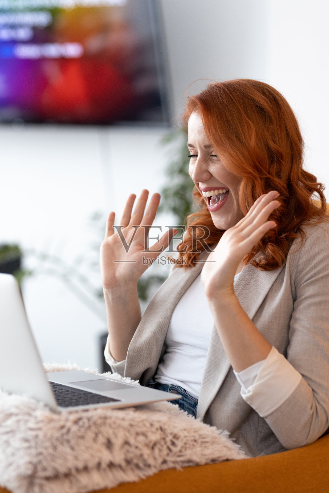 在舒适的客厅里工作照片摄影图片