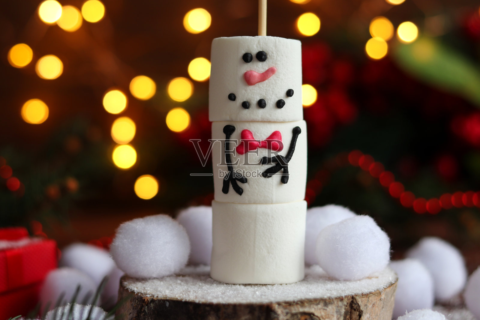 棉花糖雪人与圣诞节日装饰。有选择性的重点。圣诞节或新年贺卡。有趣的孩子照片摄影图片