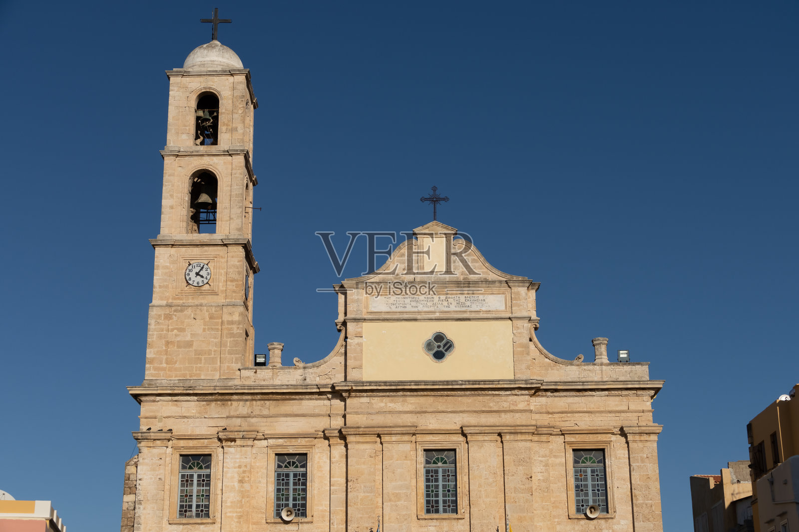 希腊克里特岛，查尼亚老城的哈里顿街，圣母玛利亚大教堂照片摄影图片