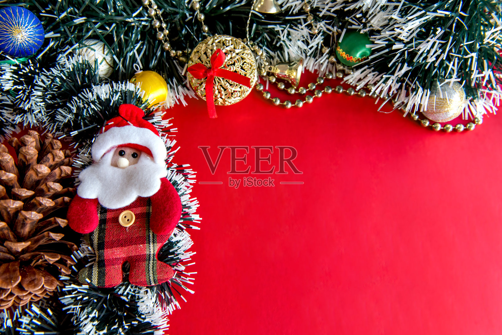 红色背景上的圣诞装饰品照片摄影图片