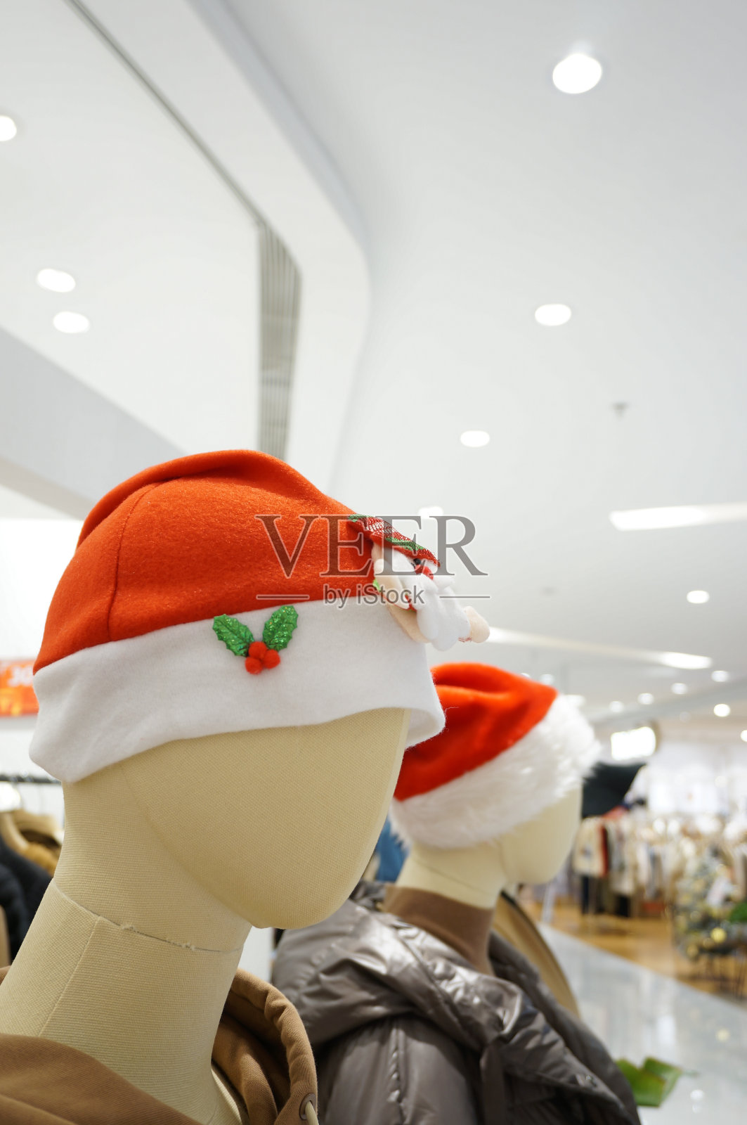 戴着红色圣诞帽的假人模型。有选择性的重点。照片摄影图片