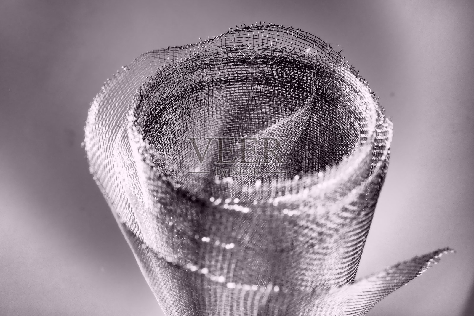 金属网。灰色卷网。重型钢或铝网与不规则边缘照片摄影图片