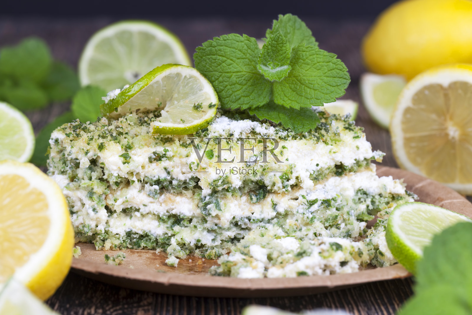 有奶油和酸橙的绿蛋糕照片摄影图片