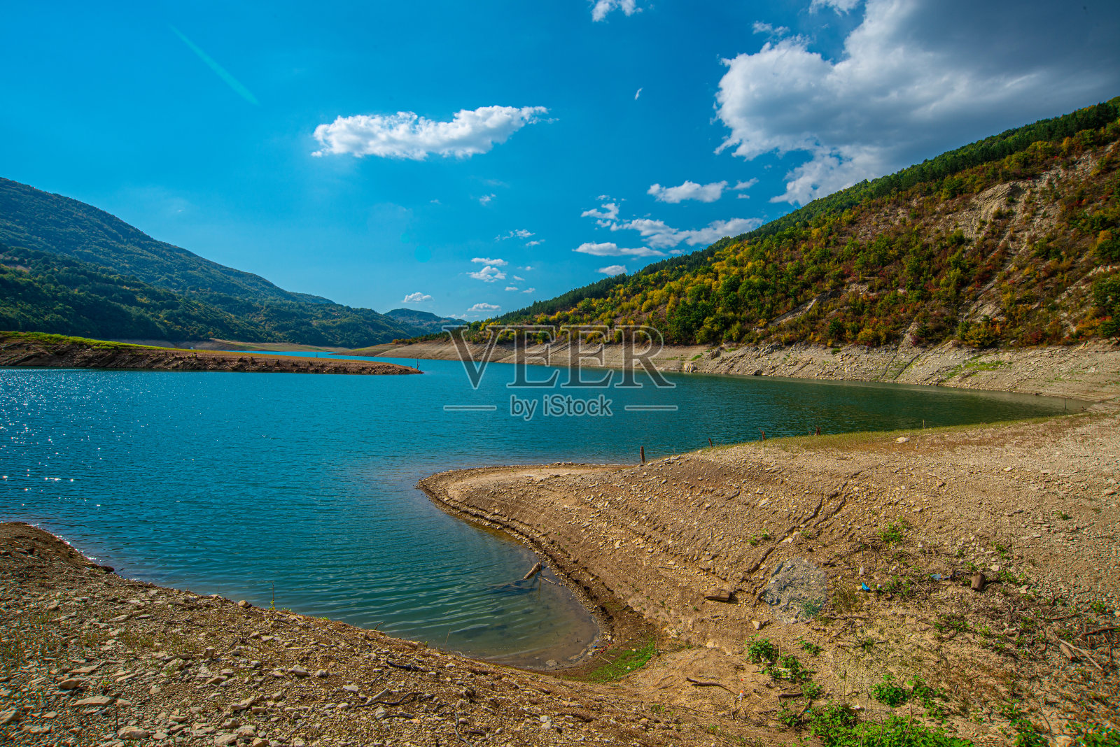 扎沃斯科湖水位低，部分原因是干旱和过度泄洪，在蓝天白云下的秋天照片摄影图片