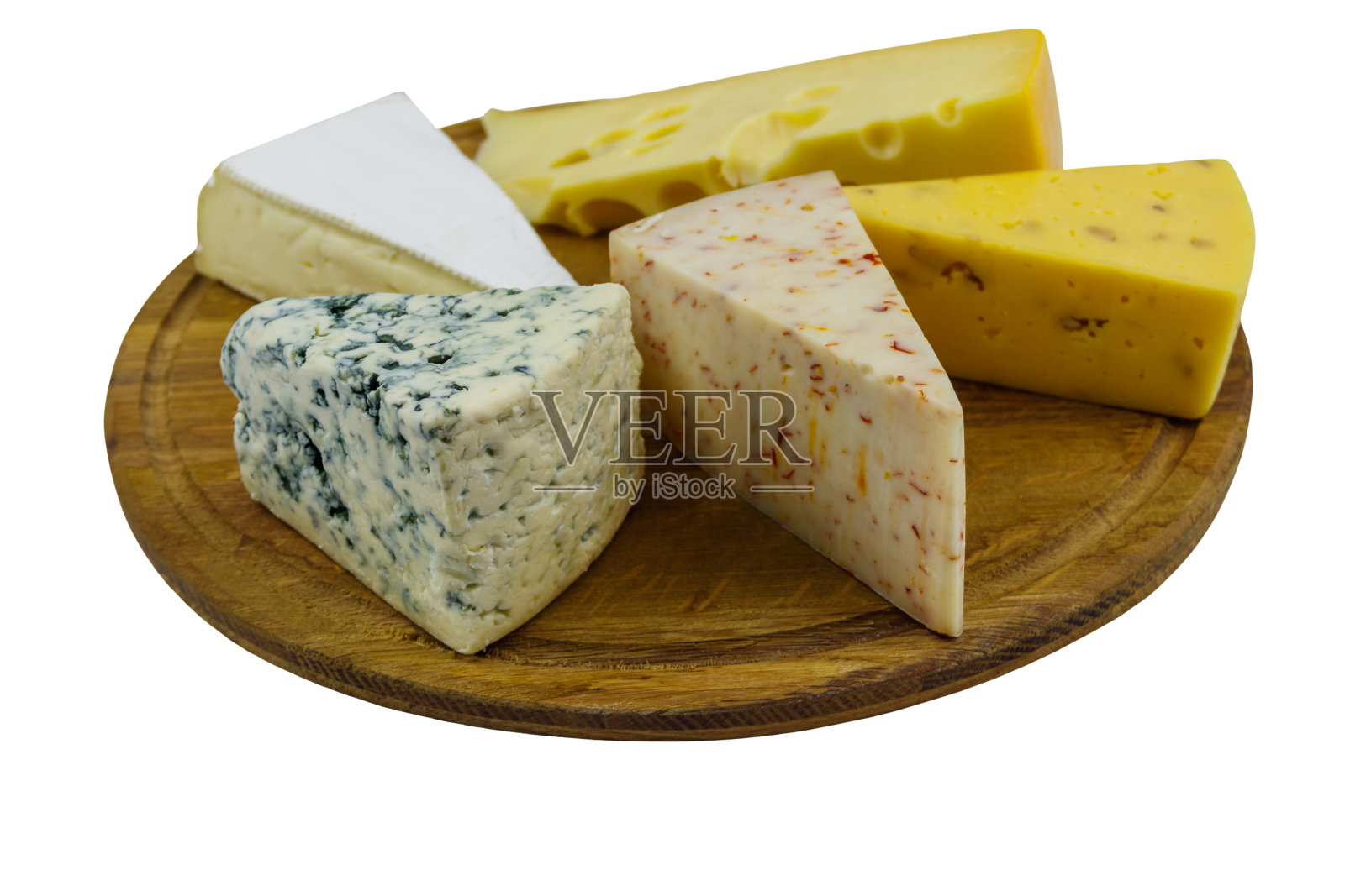 一套不同类型的奶酪在木制砧板上孤立的白色背景照片摄影图片