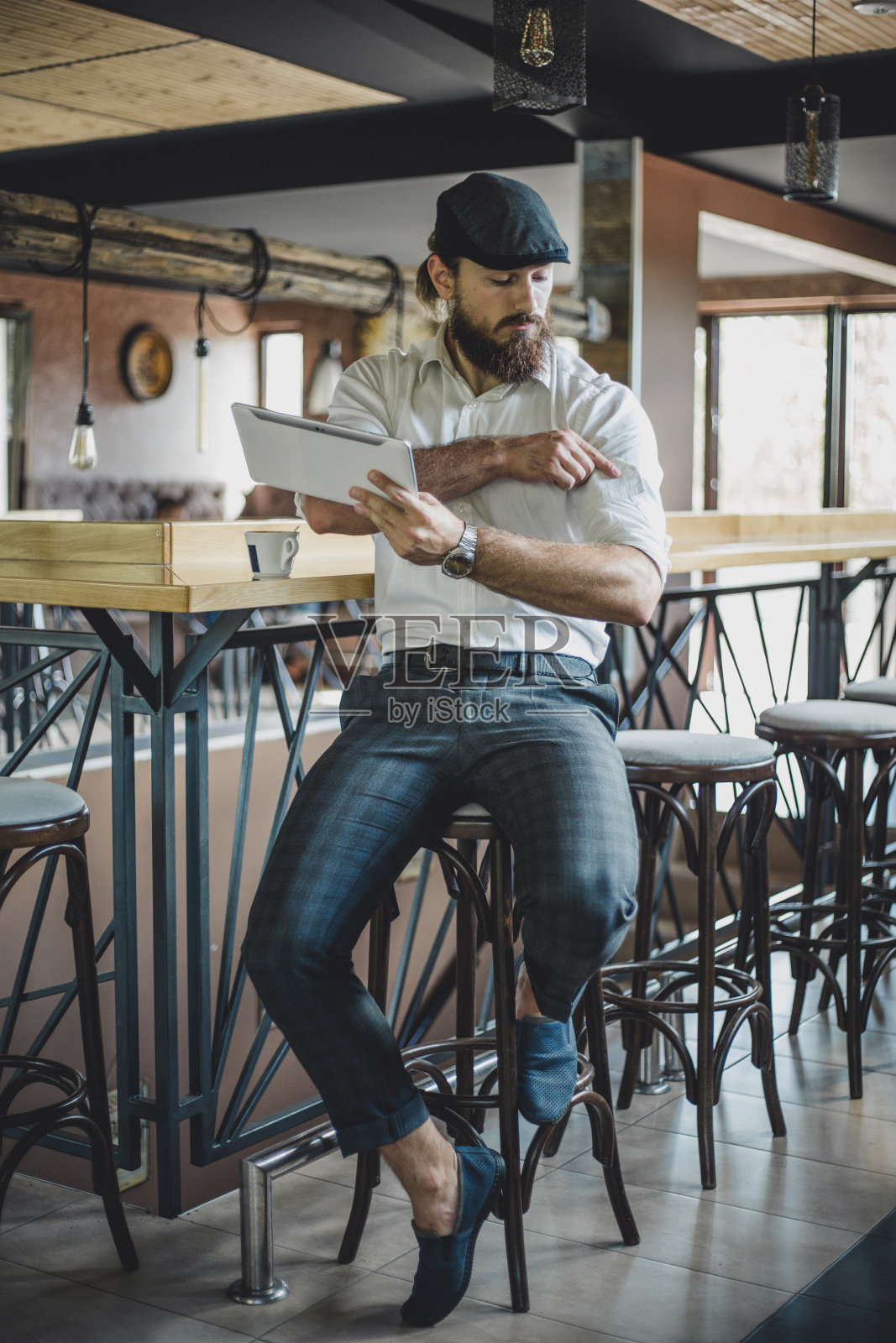 优雅的年轻网红休息时喝了杯热咖啡照片摄影图片
