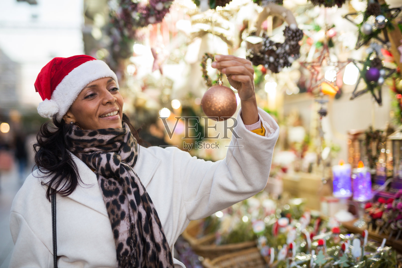 在集市上挑选圣诞装饰品的女人照片摄影图片