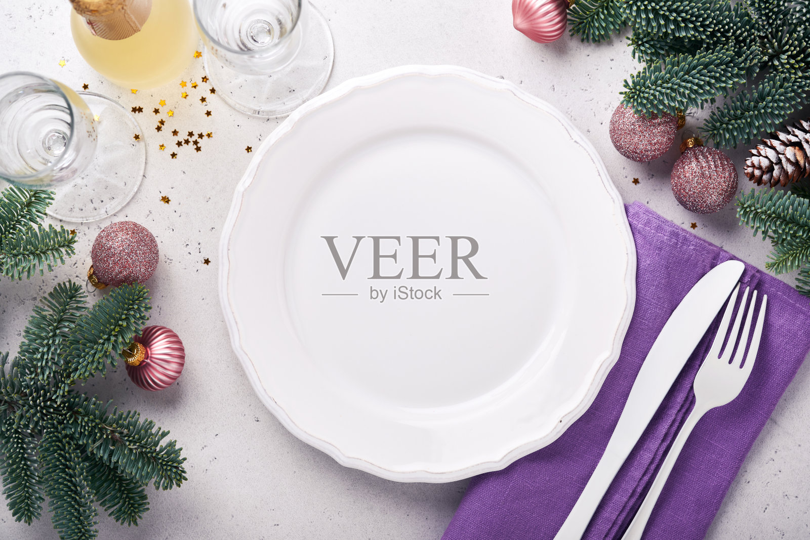 圣诞餐桌设置白色银器，餐巾时尚的颜色非常perin 2022年，圣诞球，星星，香槟，白色背景的圣诞祝福眼镜。模拟。照片摄影图片