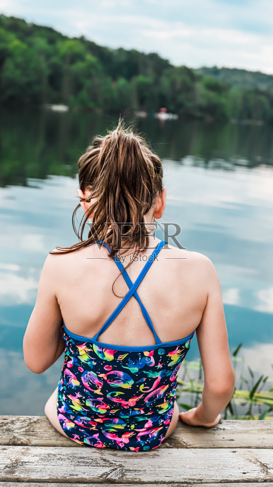 坐在湖边的女孩照片摄影图片