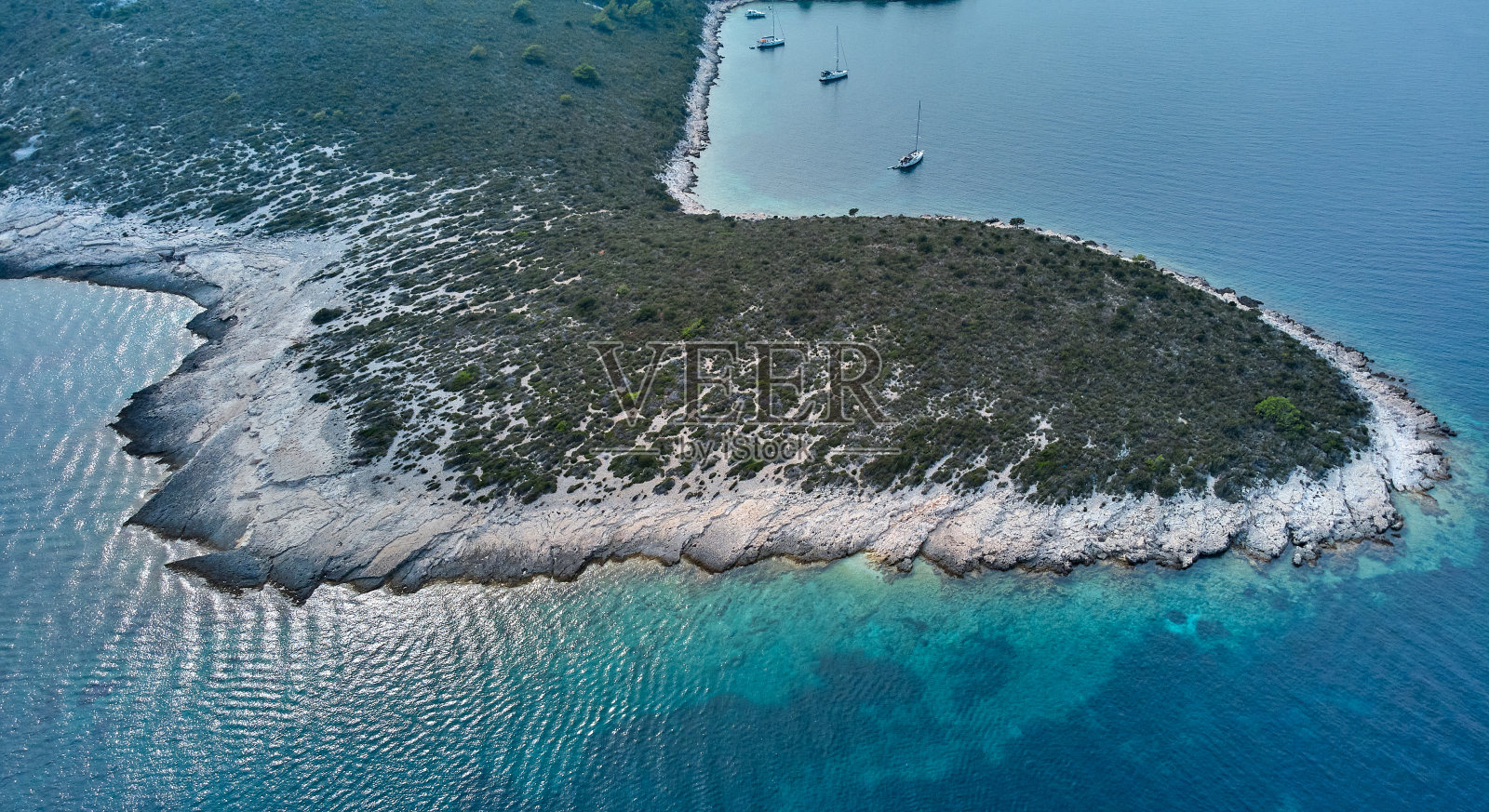 鸟瞰克罗地亚群岛的海岸线、海湾和海湾照片摄影图片