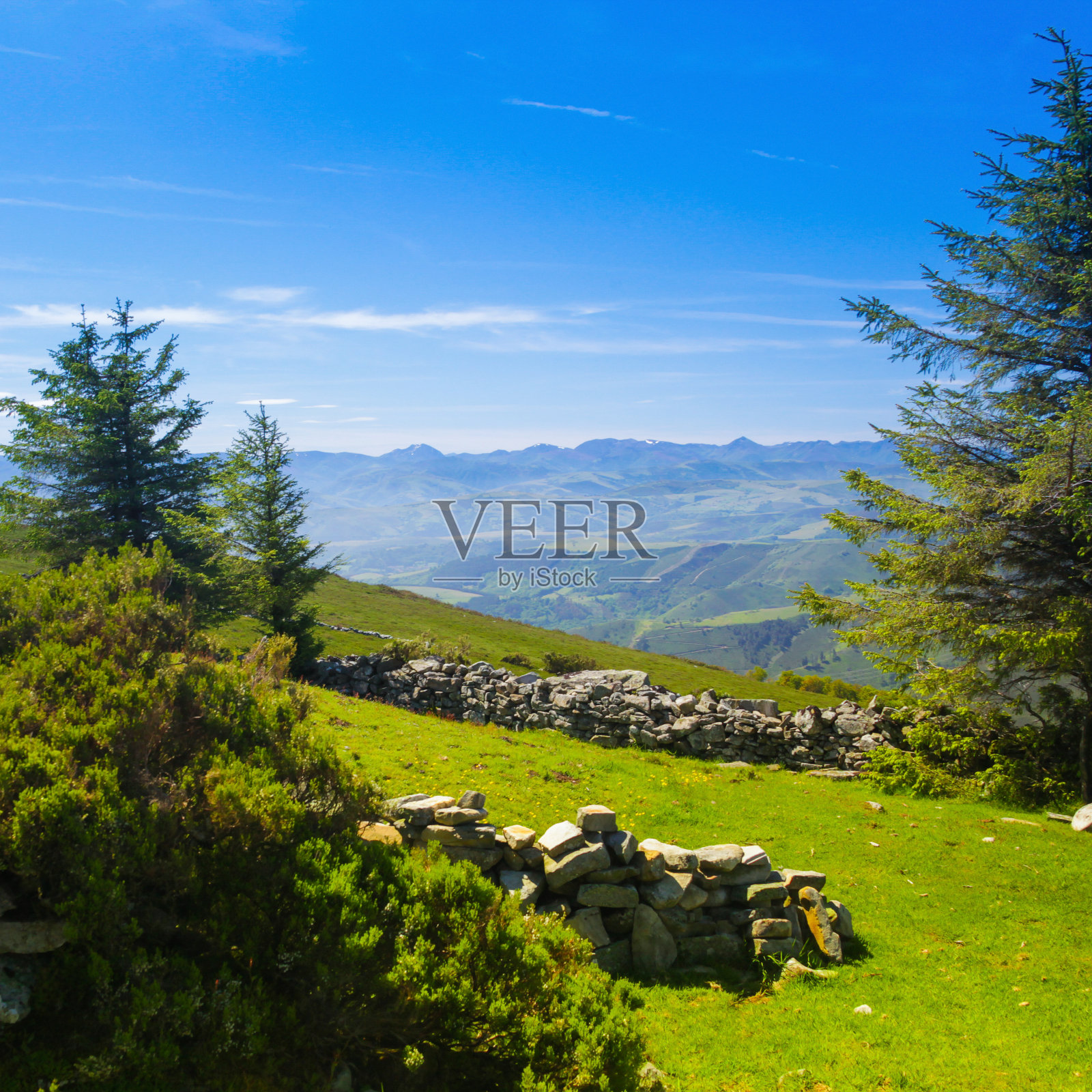 然后在15世纪的医院废墟上照片摄影图片