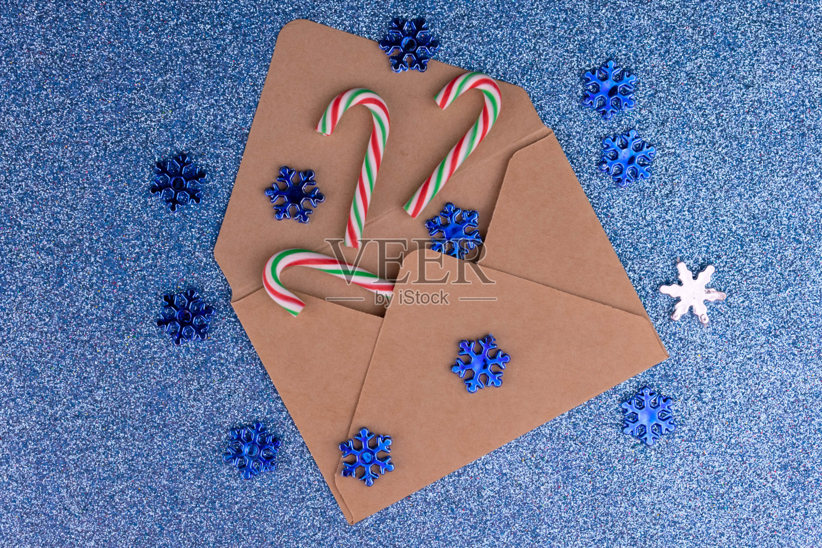 带有雪花图案的信封糖果照片摄影图片