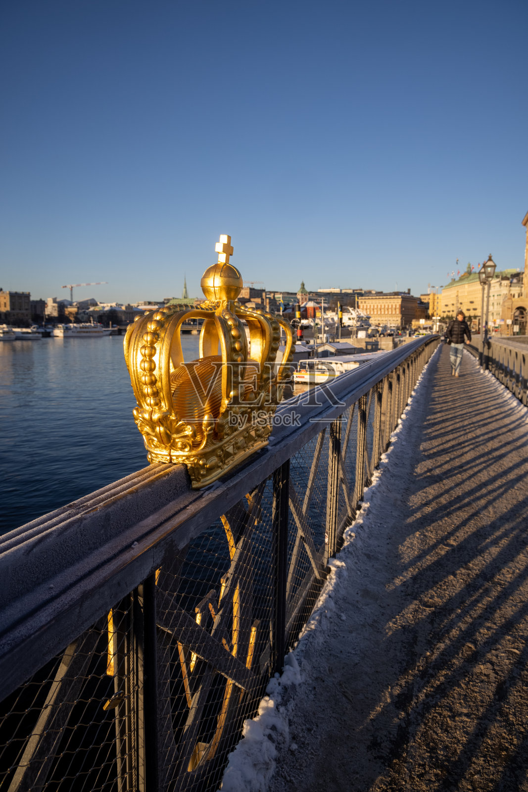 斯凯普肖姆布伦的镀金王冠，斯特兰德瓦根在后面。照片摄影图片