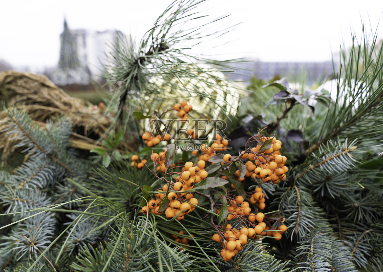 圣诞节的装饰品在新年的装饰中。照片摄影图片