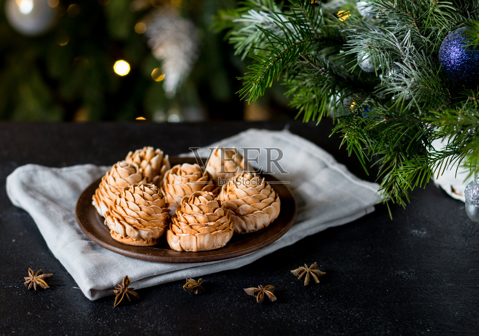 棉花糖。圣诞节的背景。在灰色的纺织品照片摄影图片