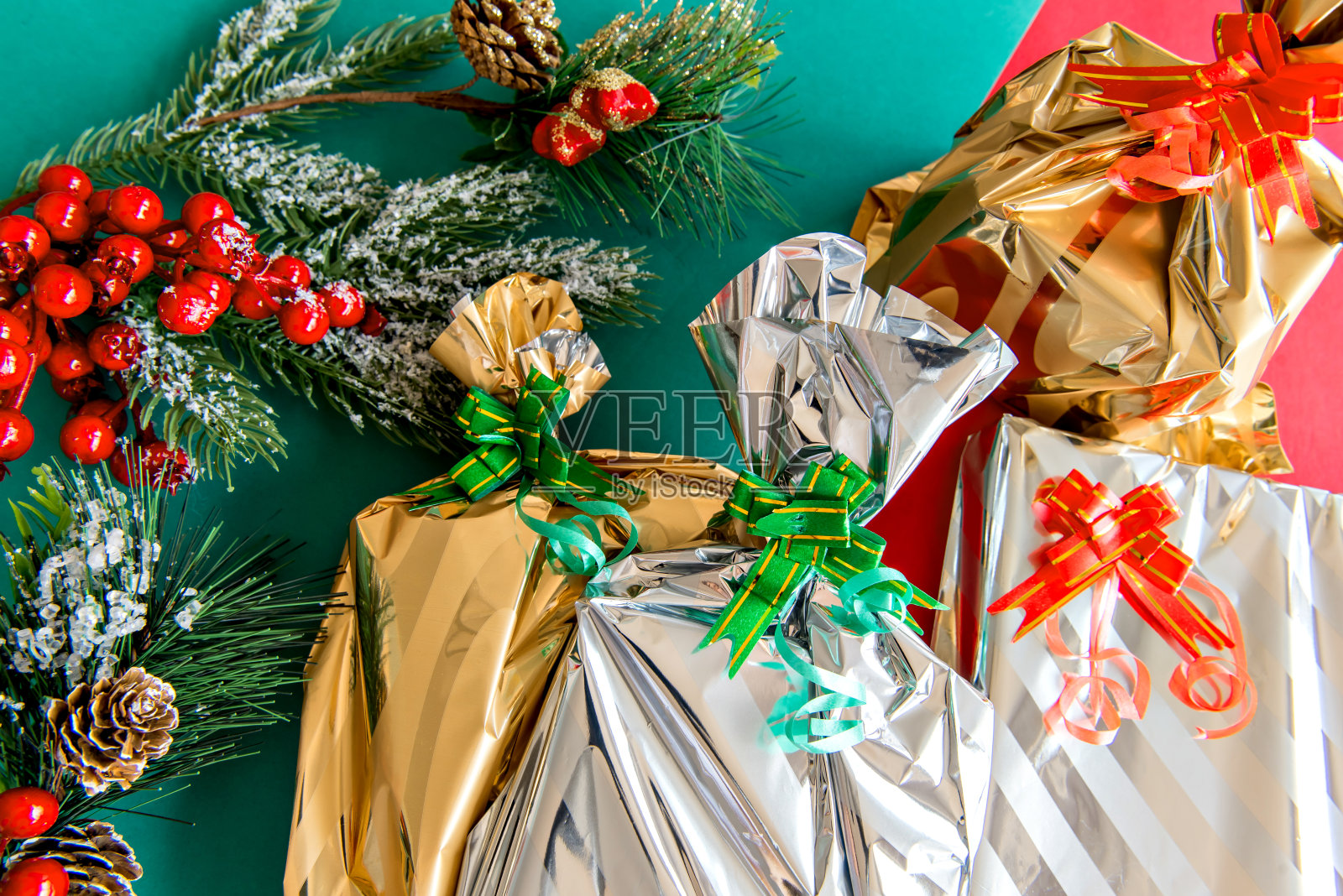红色和绿色背景上的圣诞饰品和礼物照片摄影图片