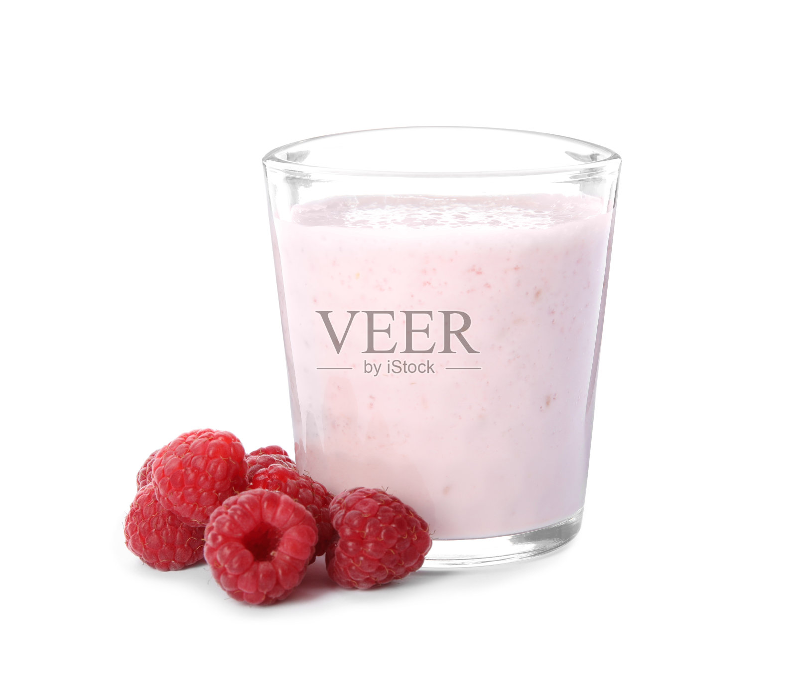 美味的新鲜奶昔与树莓在白色的背景照片摄影图片