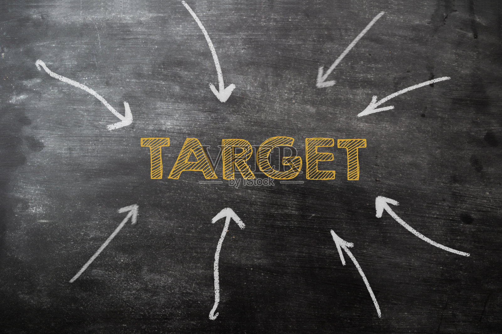 黑板上的箭头指向中间的单词“target”。市场研究的概念。照片摄影图片