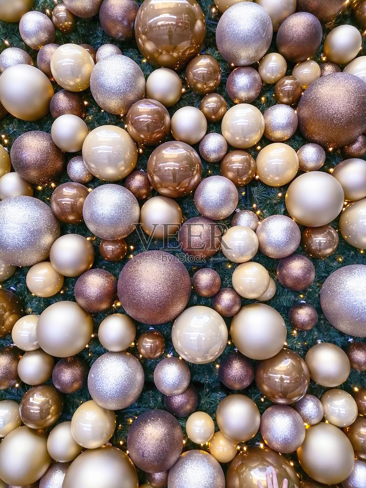 圣诞球抽象背景。圣诞树上五颜六色的彩球装饰照片摄影图片