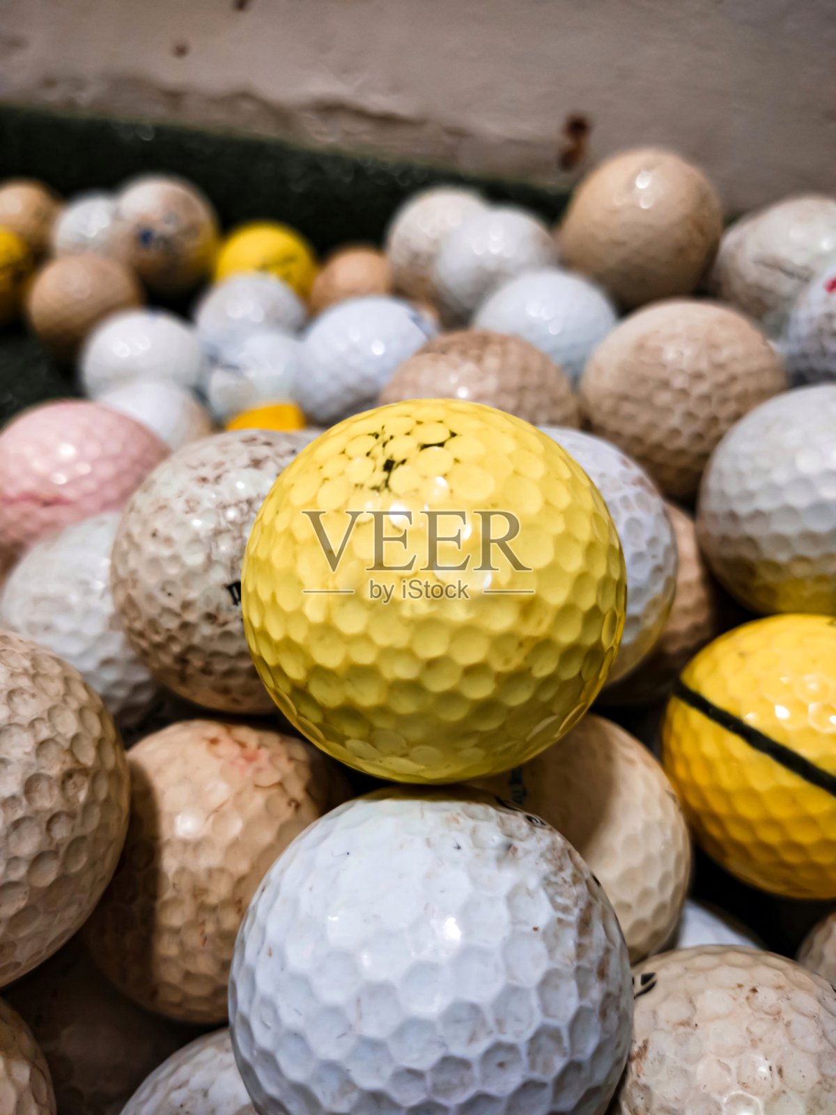 高尔夫球堆在地板上照片摄影图片