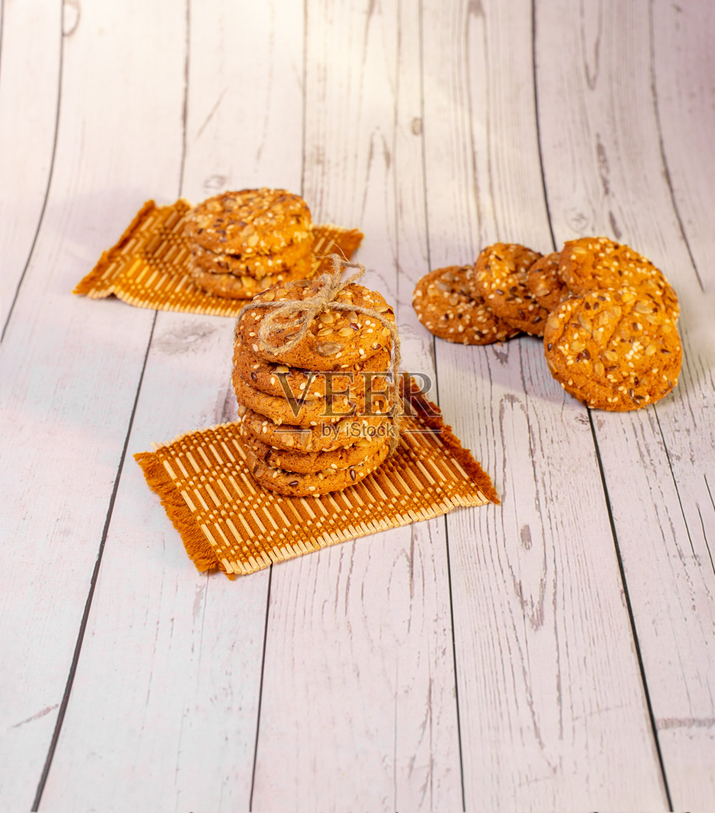 浅色背景上的美式籽仁饼干照片摄影图片