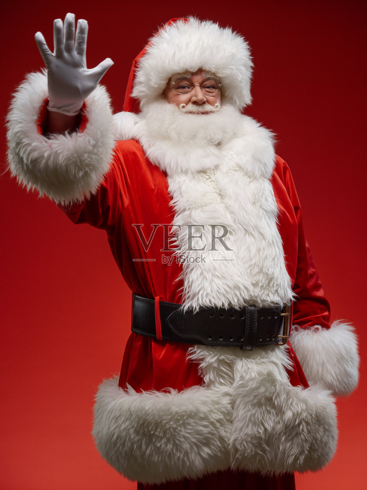 红色背景上的圣诞老人正在倒计时迎接新年的到来照片摄影图片
