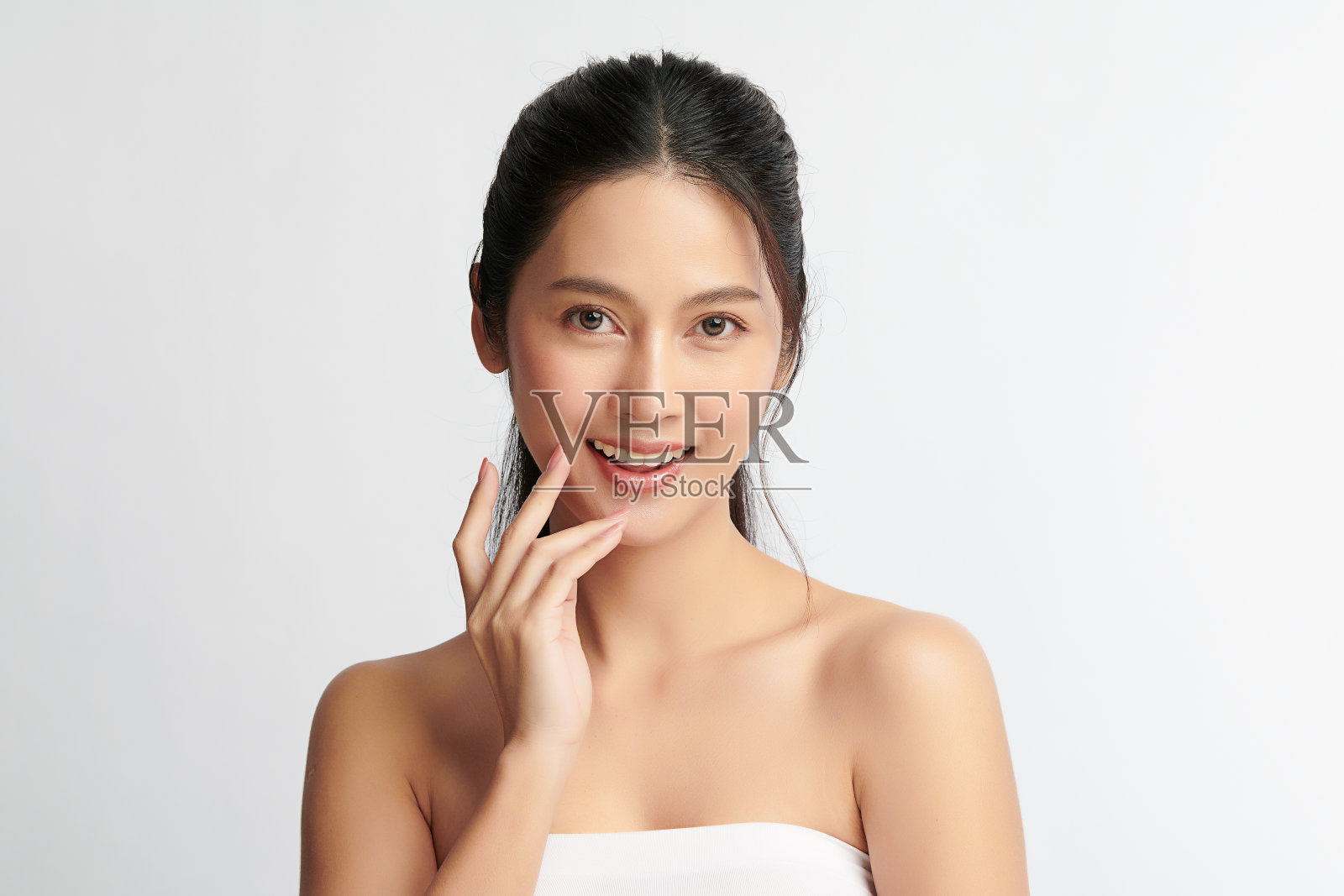 美丽年轻的亚洲女性与干净新鲜的皮肤在白色的背景，面部护理，面部治疗，美容，美容和水疗，亚洲女性肖像。照片摄影图片