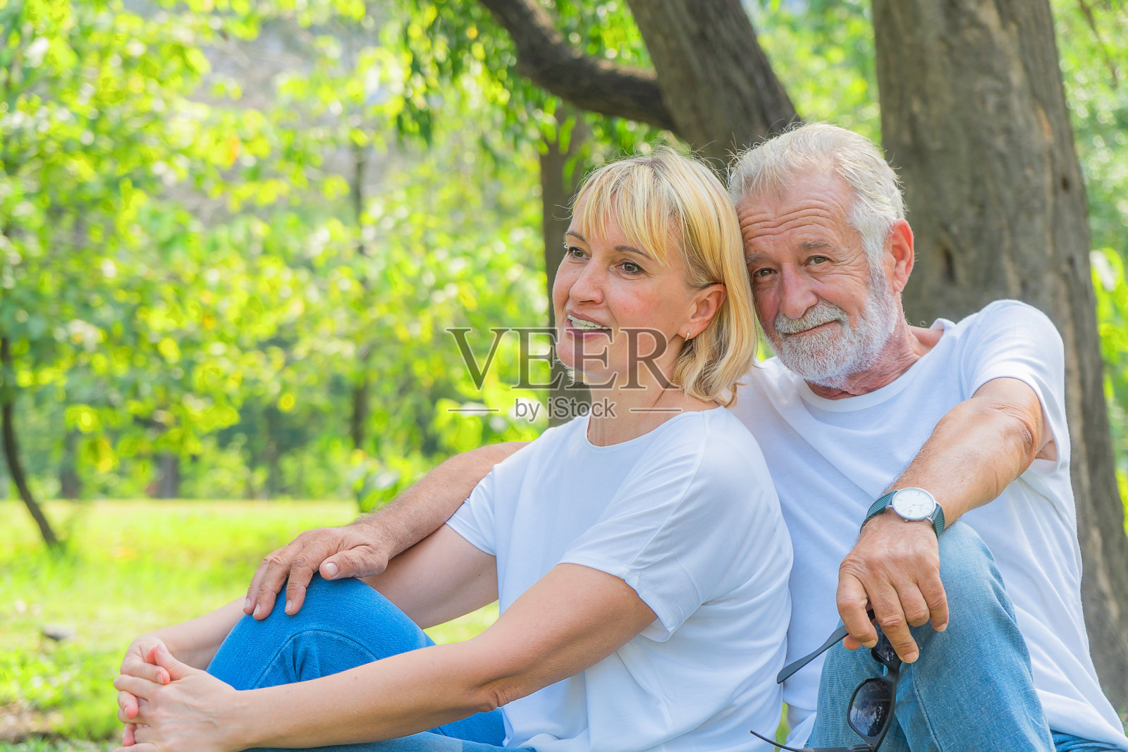 白种人老夫妇快乐地一起放松在户外公园在夏天照片摄影图片
