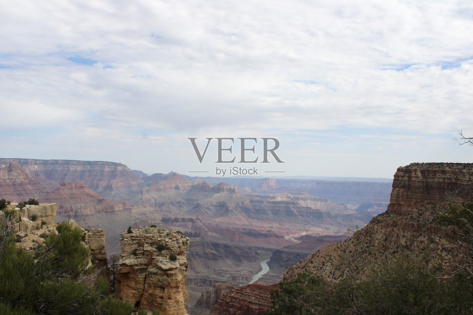 大峡谷景观与科罗拉多河在远处看照片摄影图片