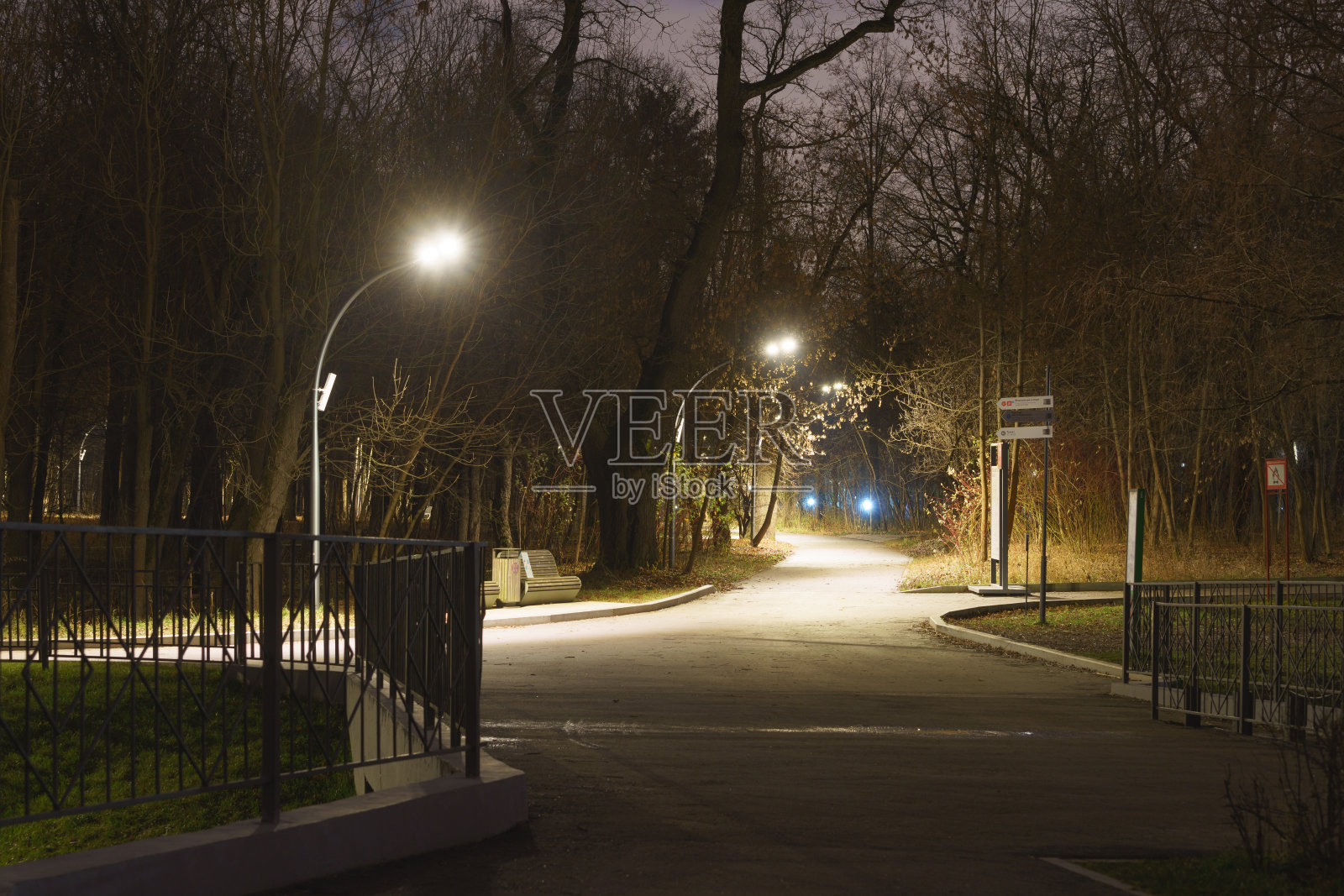 莫斯科冠状病毒大流行期间的秋夜沙漠公园小巷。照片摄影图片