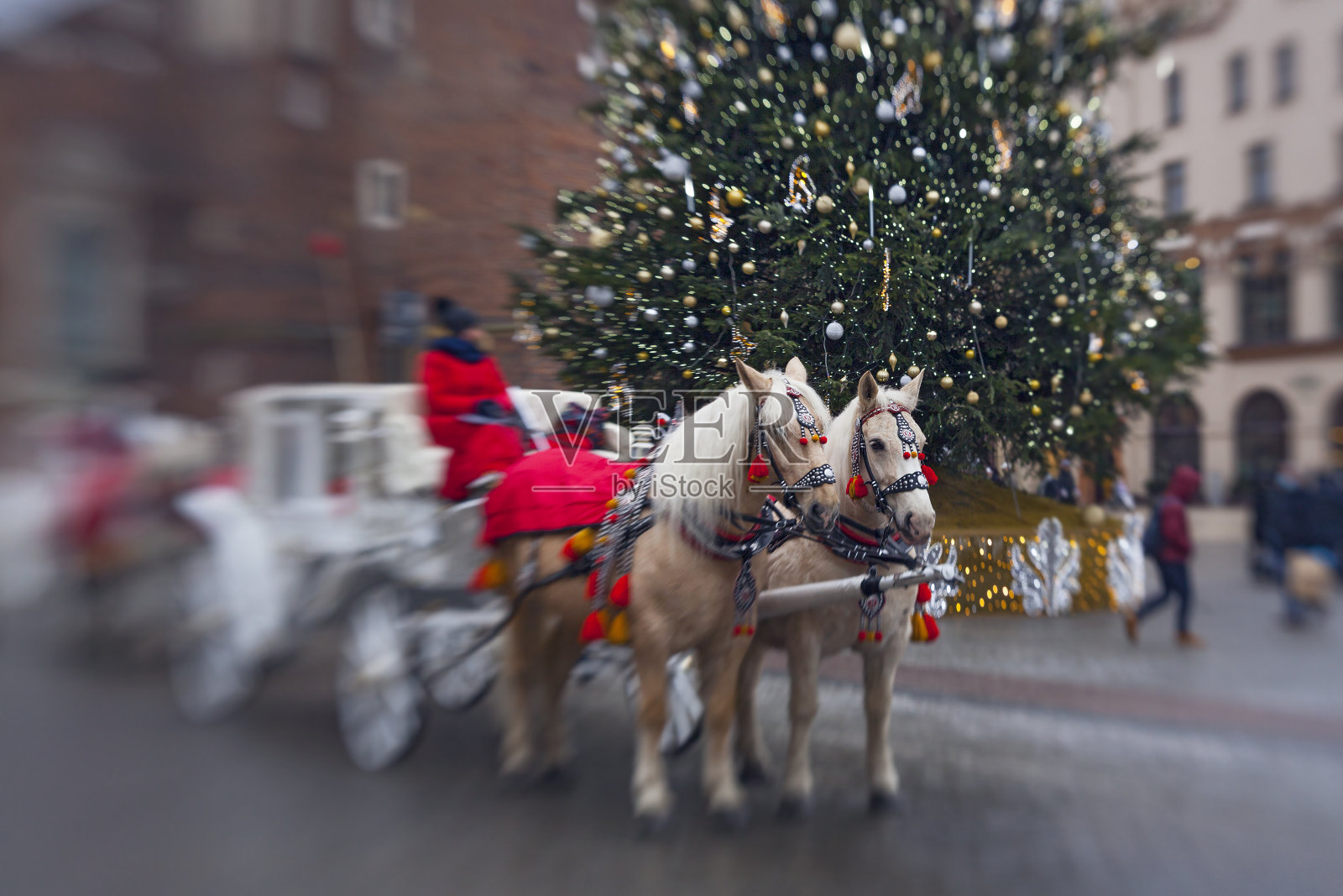 波兰克拉科夫——2021年12月9日:波兰克拉科夫市场广场上圣玛丽教堂附近的马车和圣诞树。照片摄影图片