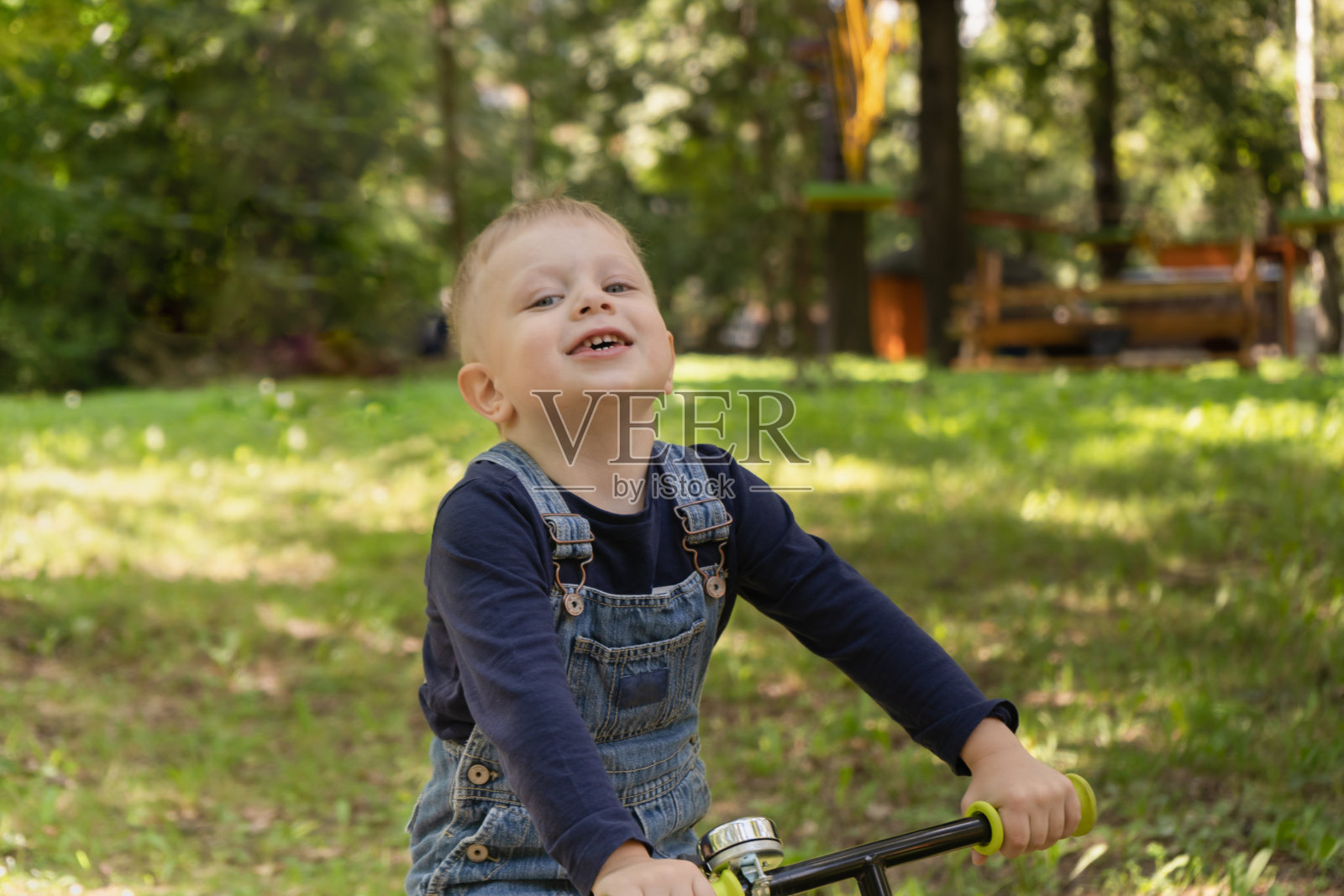 自行车上的男孩照片摄影图片