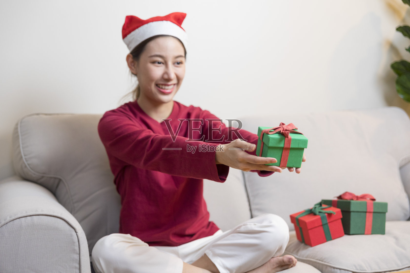 快乐的女人在家里给男人圣诞和新年礼物盒。家庭X圣诞庆祝活动。持有、接受礼品盒的人。照片摄影图片