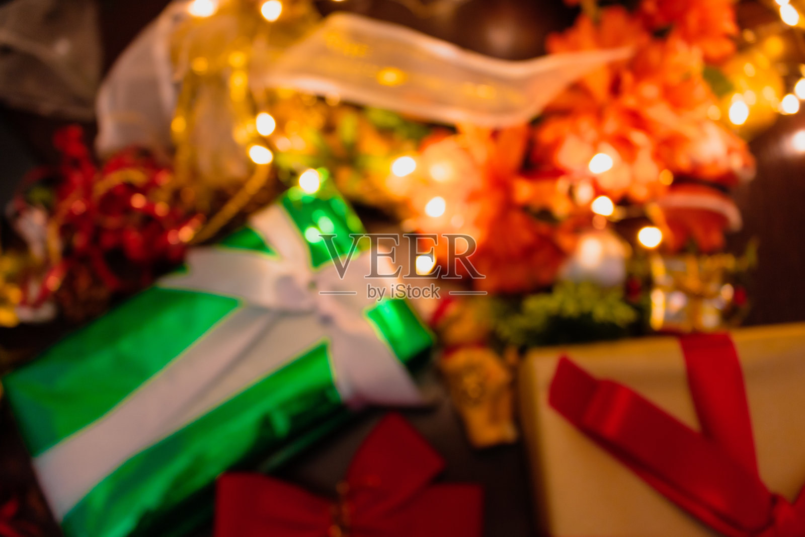 圣诞节模糊的背景与礼物，装饰品和灯。空间的文本。照片摄影图片