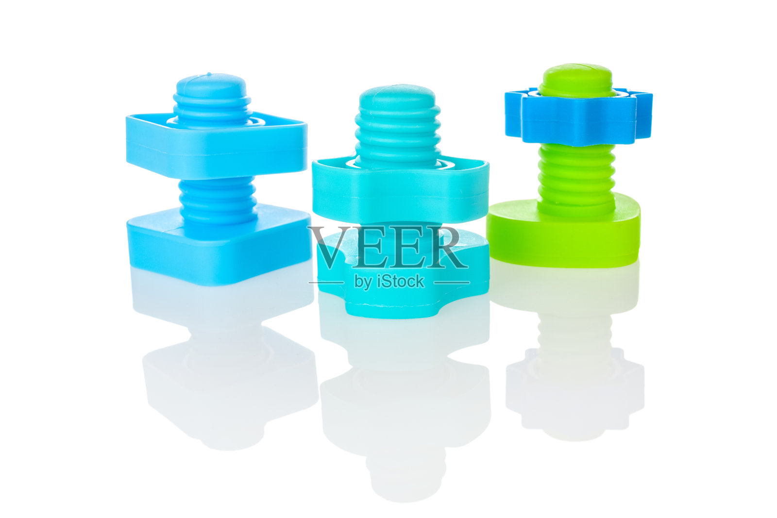 一套用塑料螺纹制成的螺栓和螺母玩具，不同颜色和形状，形成儿童的运动技能，孤立在一个白色照片摄影图片