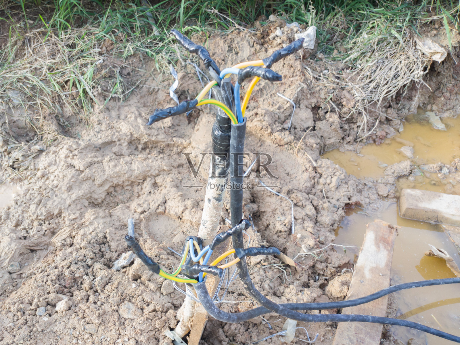 在泥泞的地面上电缆连接破裂照片摄影图片