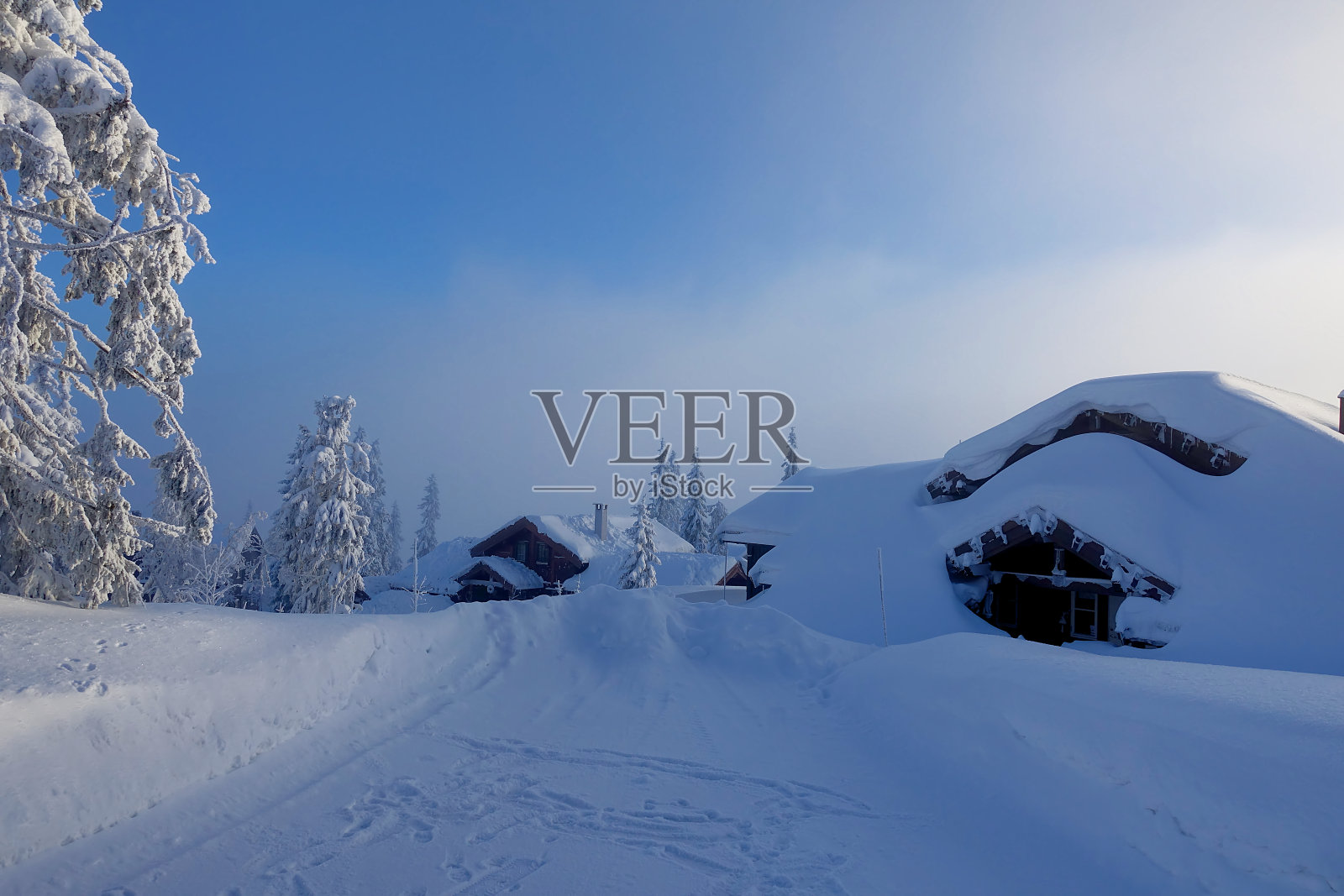 冰雪覆盖的北极圈小屋照片摄影图片