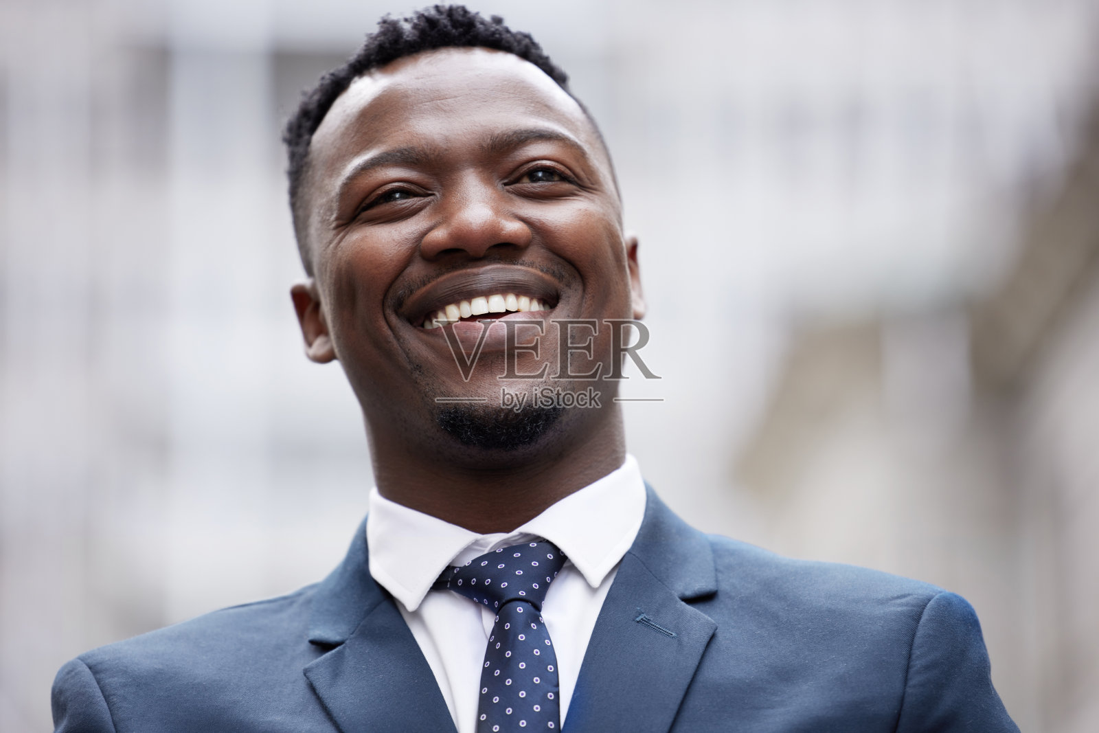 一个年轻的商人站在城市的大街上照片摄影图片