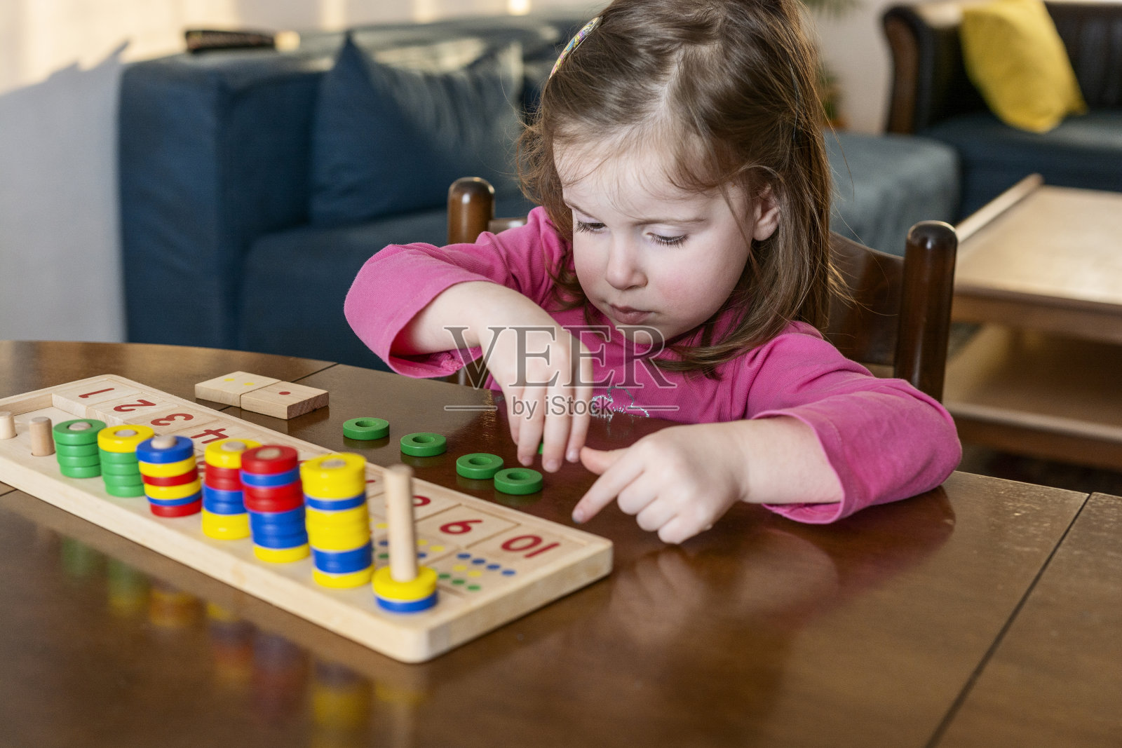 孩子玩数学玩具照片摄影图片