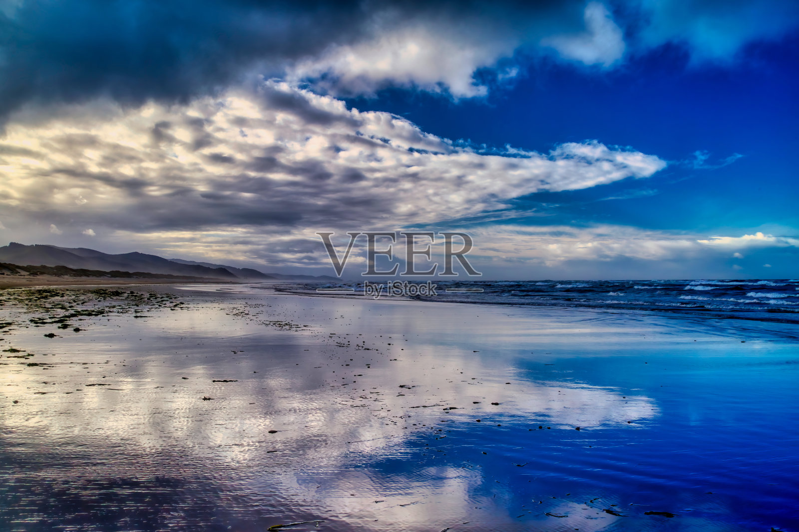 曼扎尼塔海滩上的镜子反射在水面上照片摄影图片