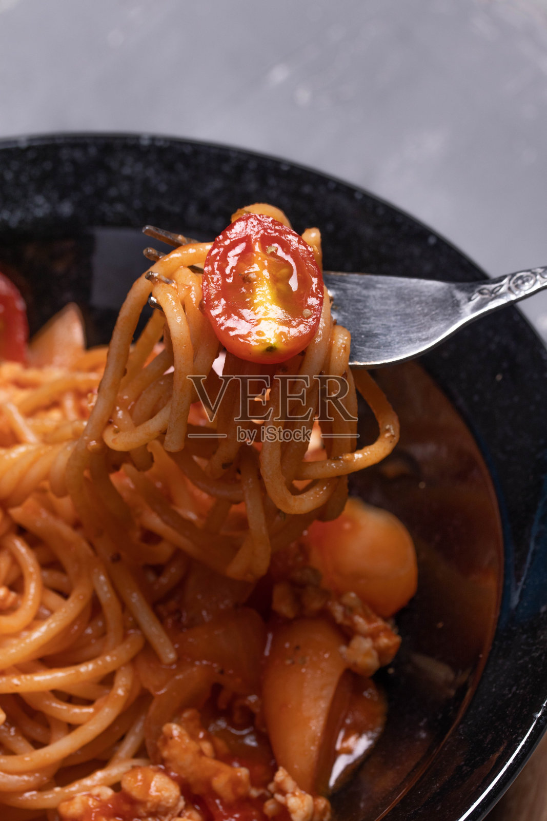 意大利面番茄酱，鸡肉和香肠在黑色盘子顶部视图。平的。照片摄影图片