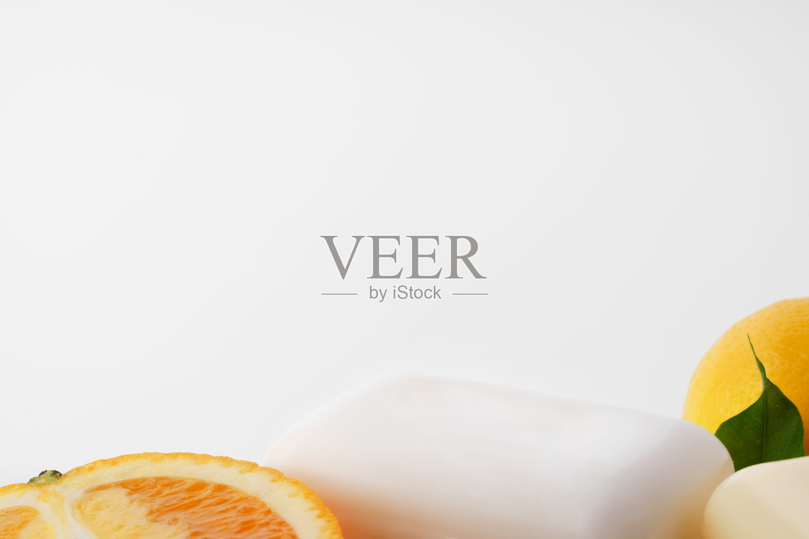 手工柑橘香皂和新鲜水果在白色的背景照片摄影图片