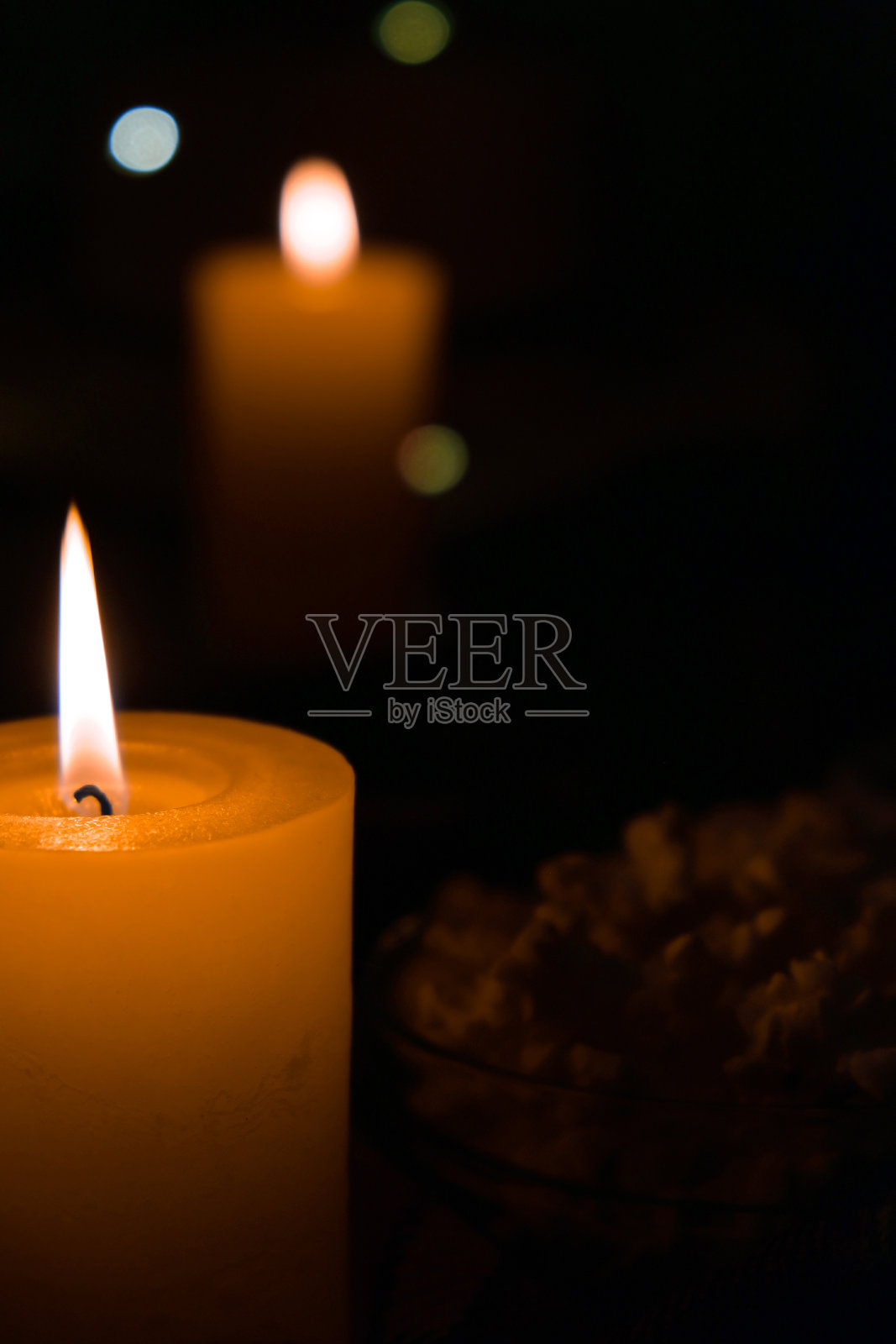 晚上在卧室里点燃蜡烛，用笔记本电脑看电影。流行的玉米。家里的秋天气氛照片摄影图片