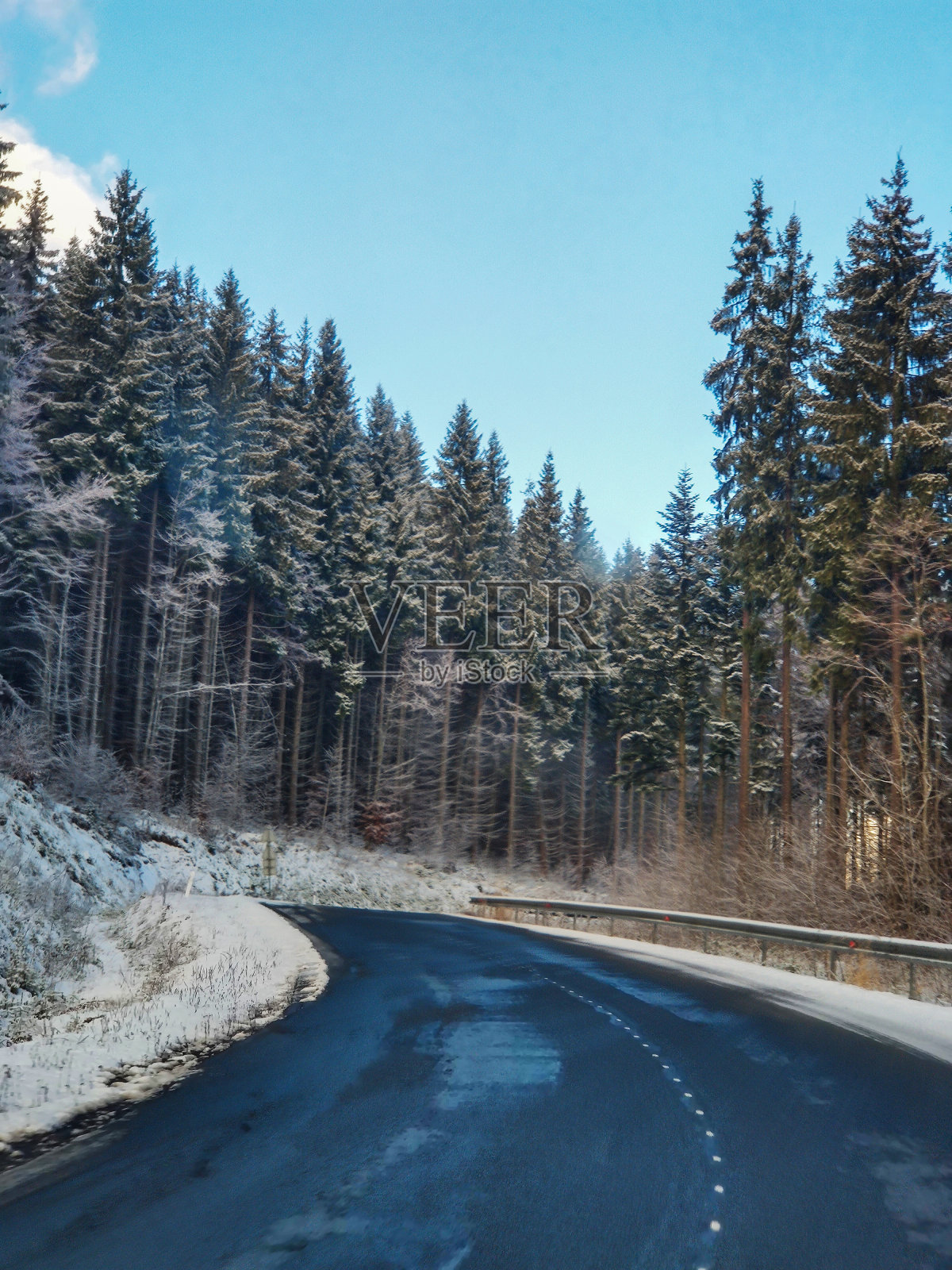 在冬天的山区公路的看法照片摄影图片