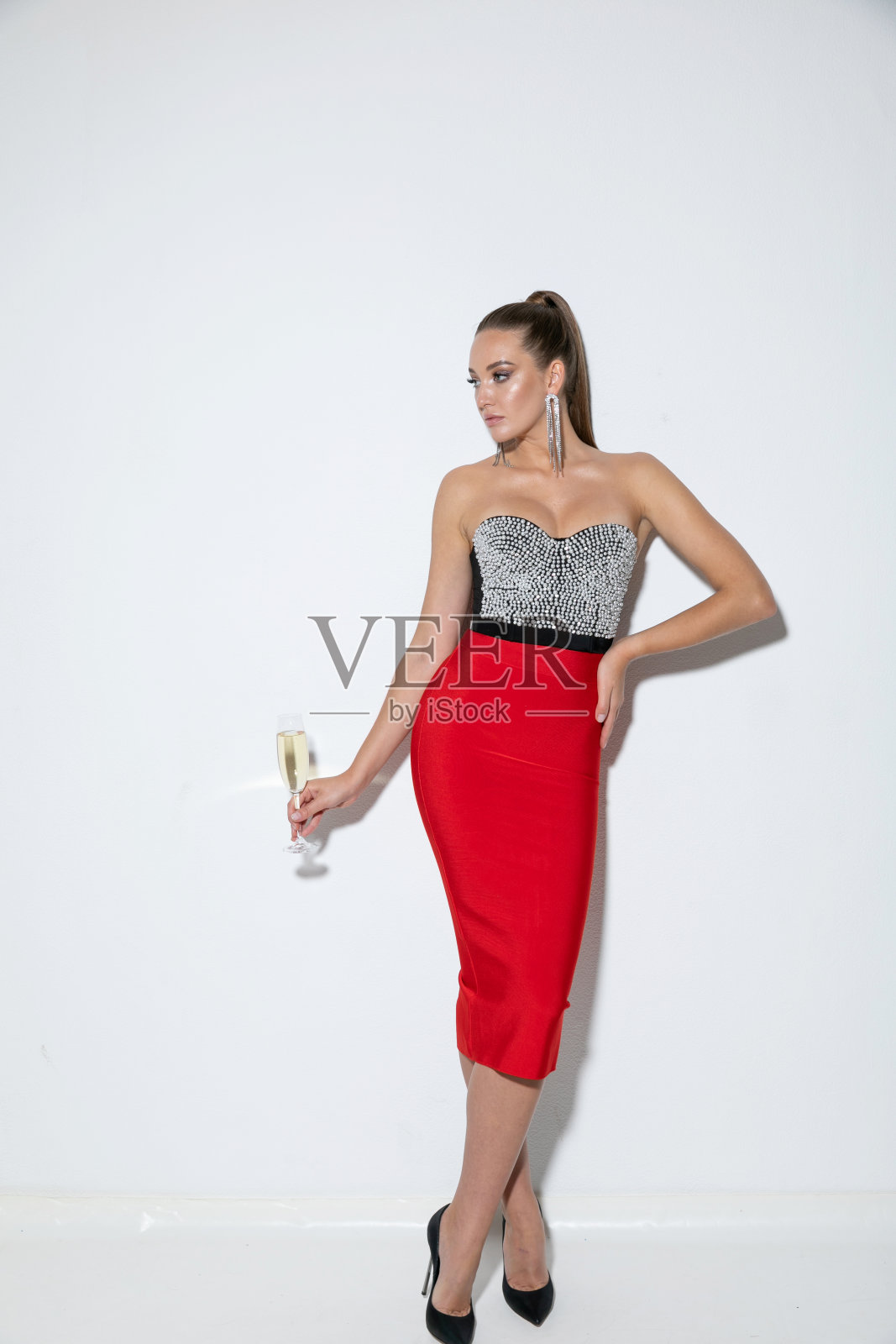 派对上身着晚礼服、手持香槟的美女照片摄影图片