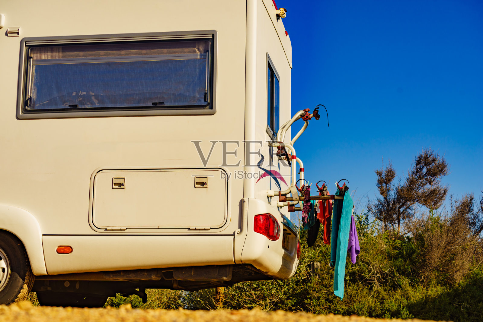 带着要晾干的衣服照片摄影图片