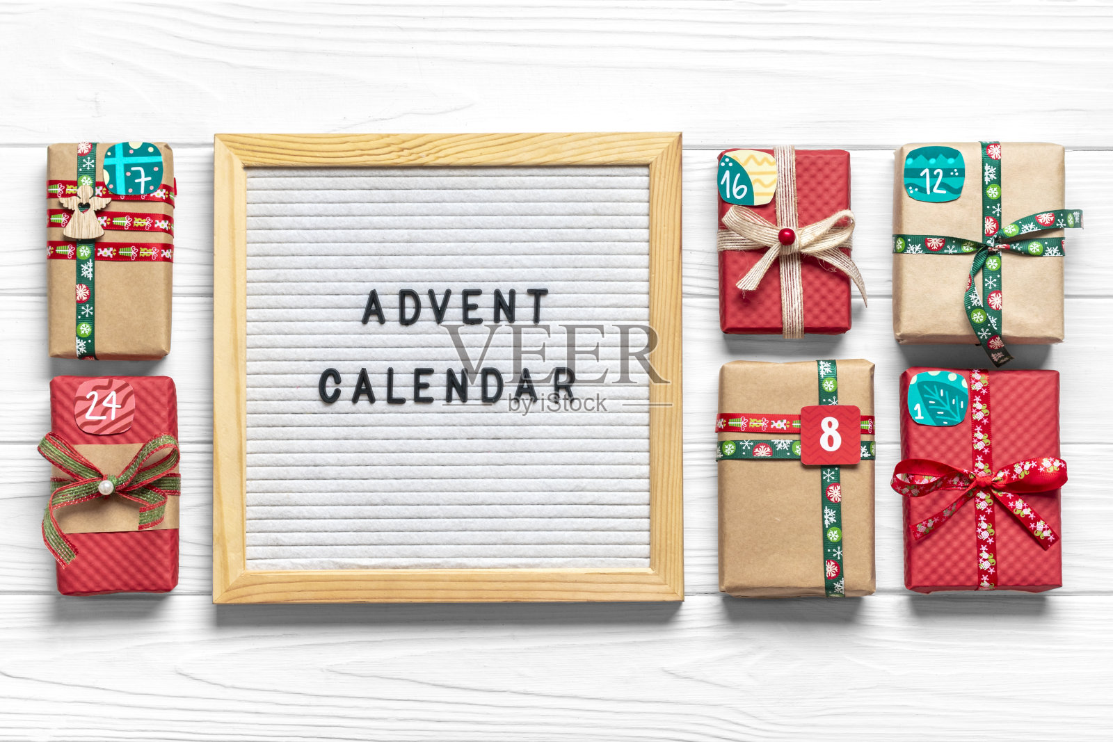 手工包装的红色，绿色的礼盒装饰丝带，雪花和数字，圣诞装饰品和装饰在白色木制桌子上圣诞降临日历概念顶视图Flat lay节日卡片照片摄影图片