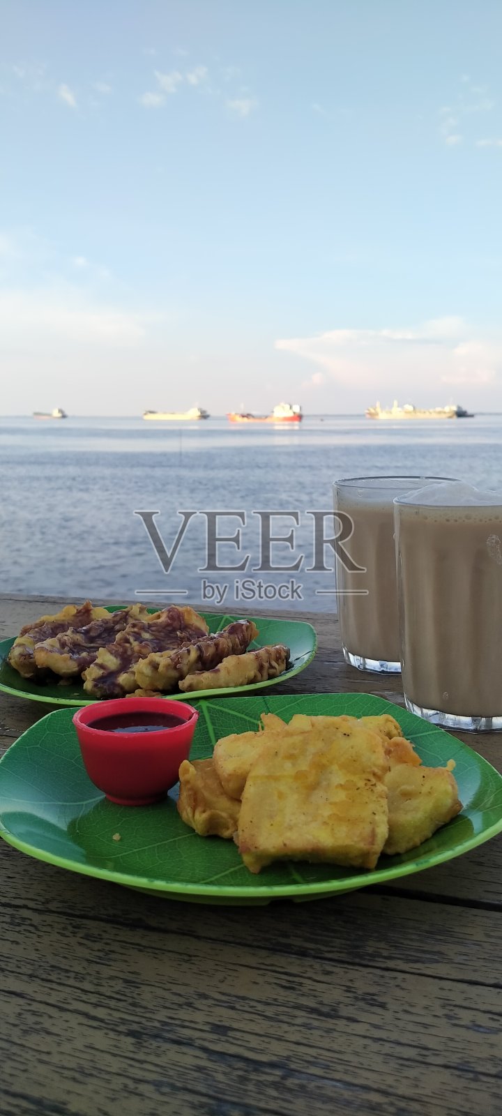 炸豆腐和巧克力香蕉照片摄影图片