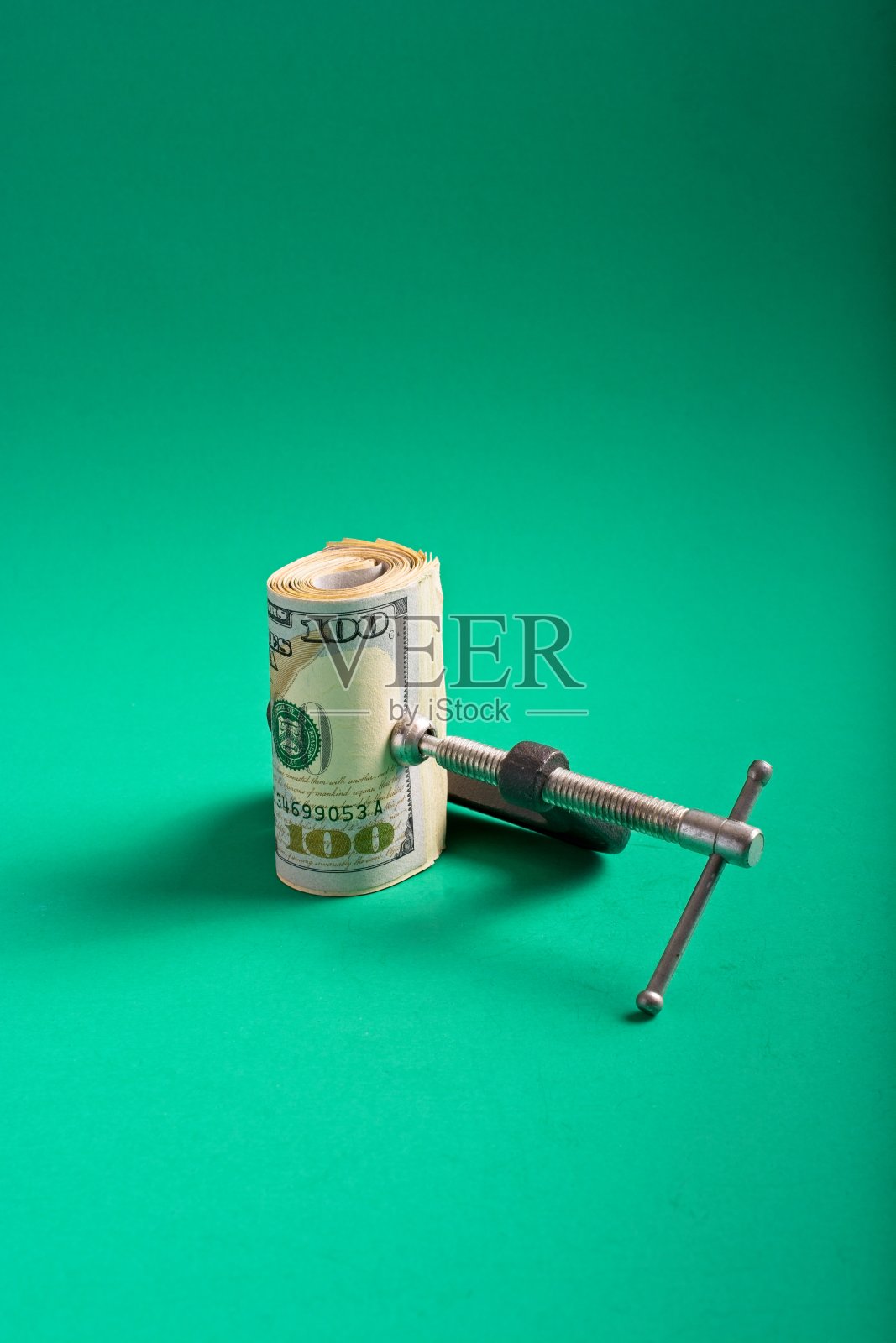 夹紧100美元纸币照片摄影图片