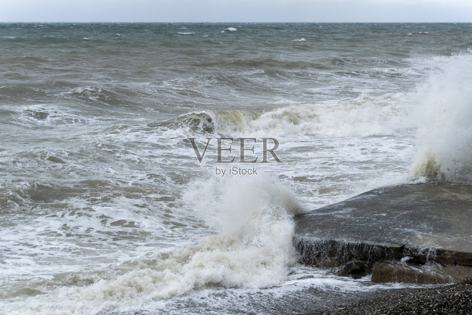 黑海上的风暴，海浪冲击着海岸，棕色的海水照片摄影图片